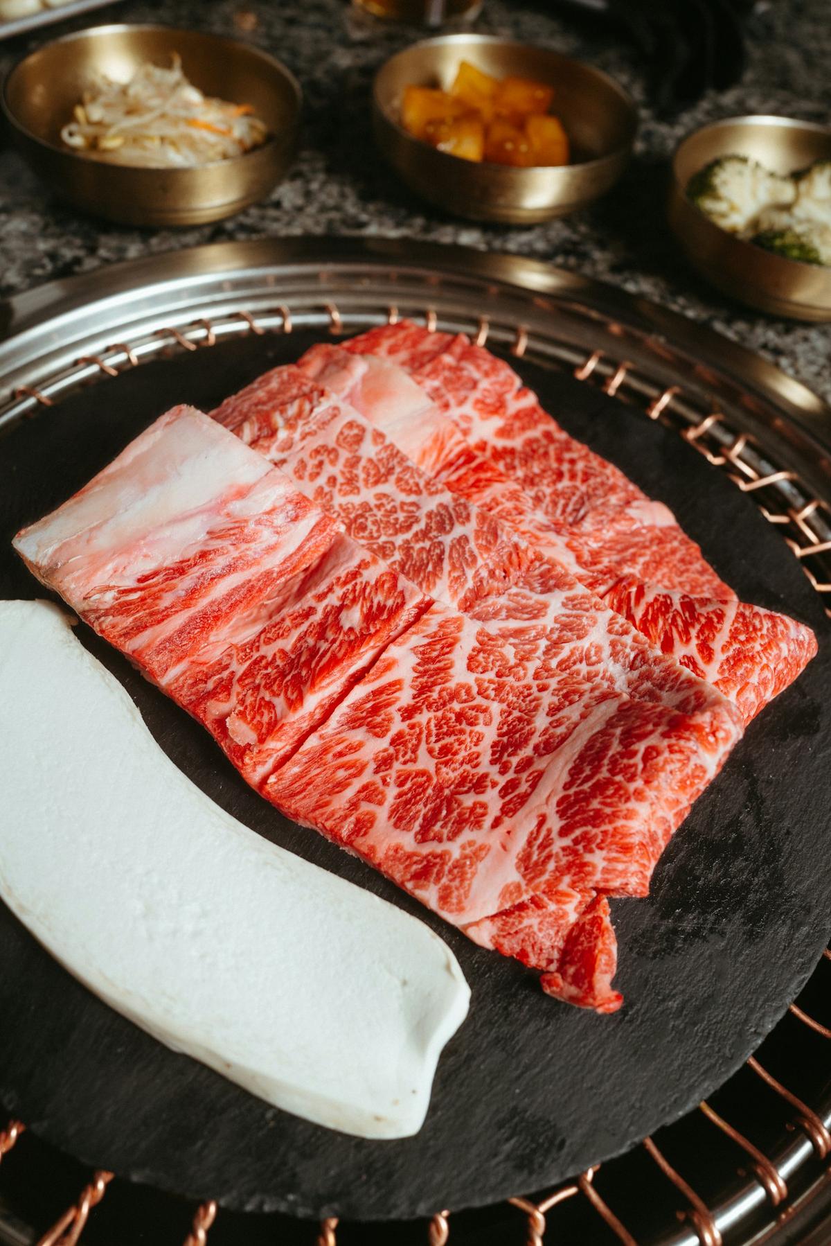 網の上で焼かれる和牛の一枚