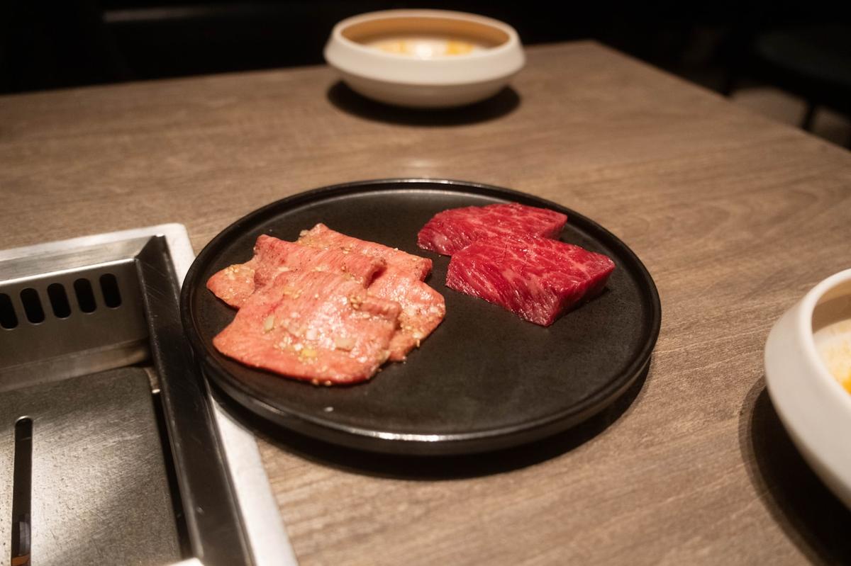 皿に盛られた和牛の一枚