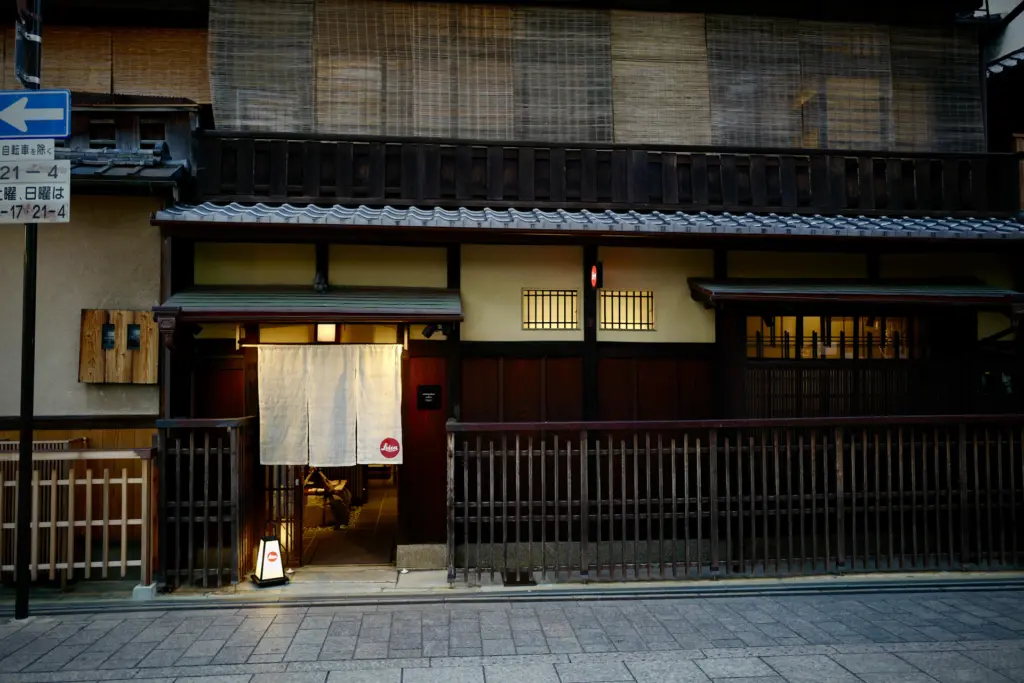 暖簾のかかる町家の軒先