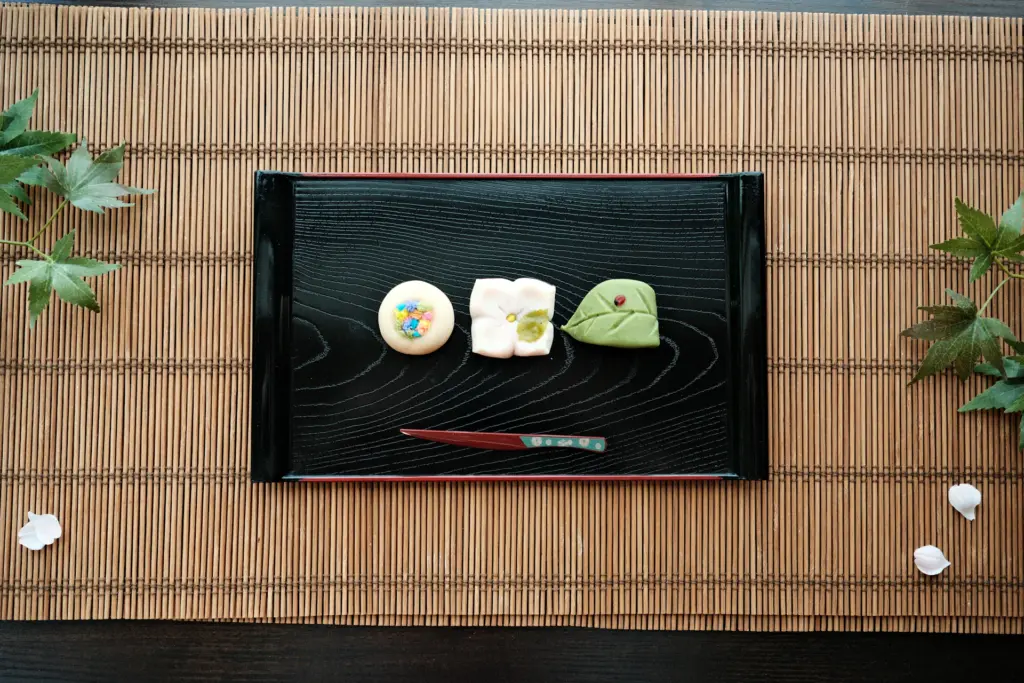 盆に並べた上生菓子